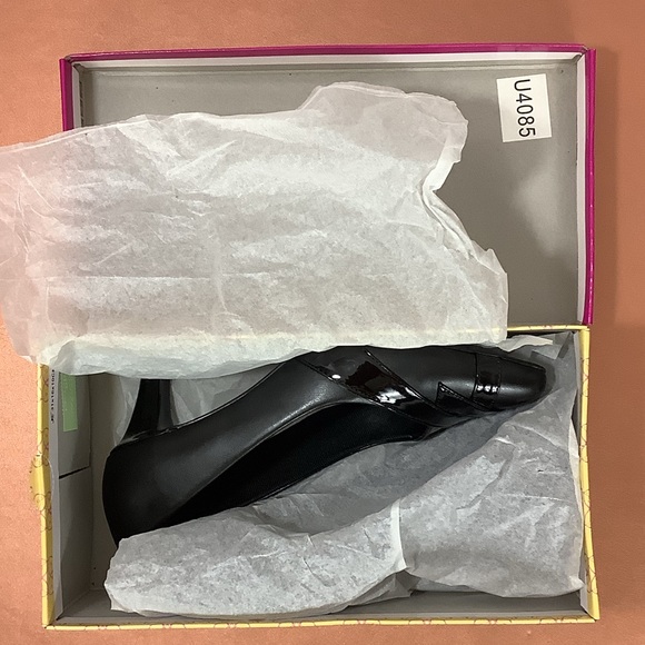 EASY STREET JENNA BLACK PATENT PUMP - Picture 10 of 11